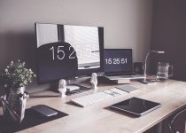 Monitory i komputer na biurku