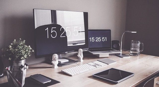 Monitory i komputer na biurku