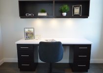 Krzesło biurowe i biurko