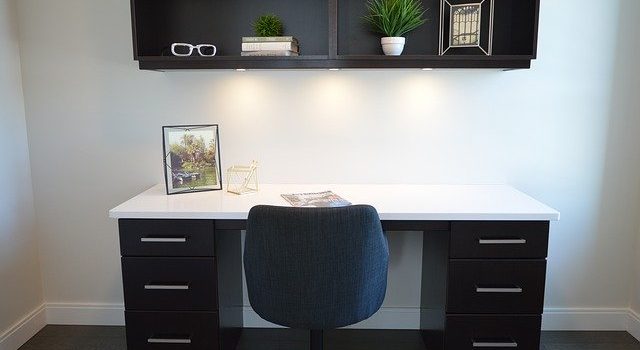 Krzesło biurowe i biurko