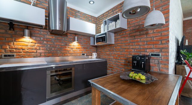 ściana z cegły w kuchni