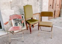 stare krzesła z okresu PRL leżą na ulicy