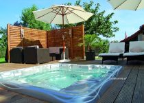 Basen spa przed domem