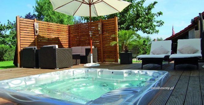 Basen spa przed domem