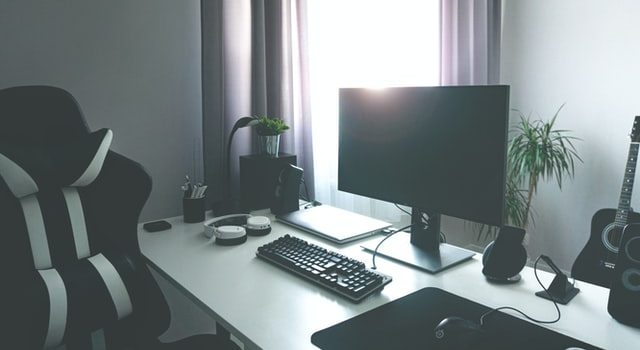 stanowisko pracy z ergonomicznym fotelem