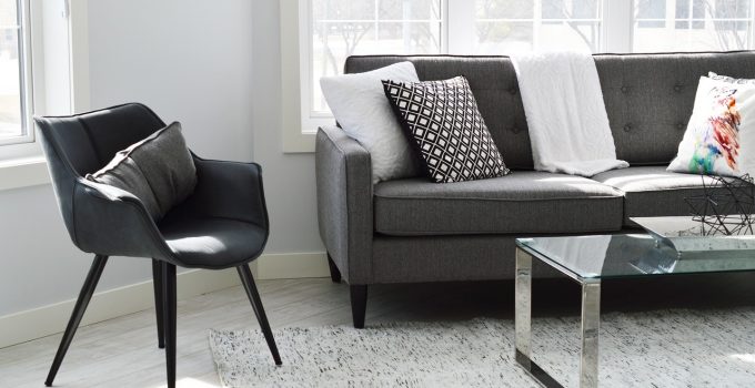 Jasny, minimalistyczny salon w jasnych barwach optycznie powiększający niewielką przestrzeń.